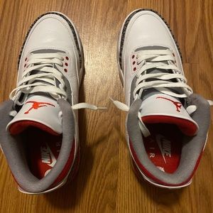 2022 Air Jordan 3 fire red size 9